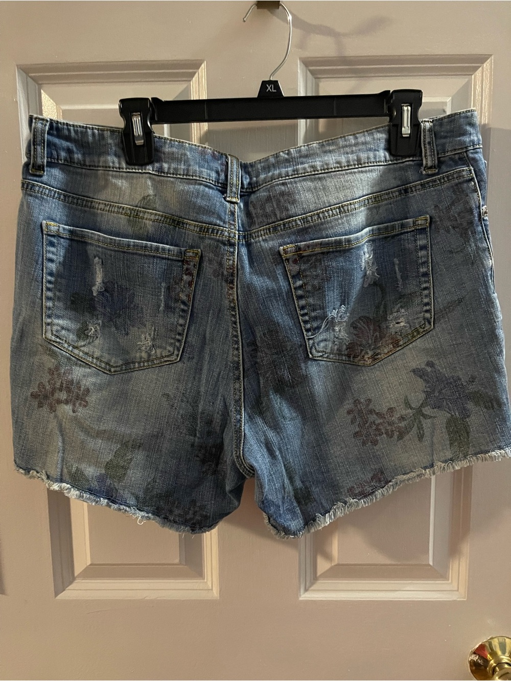 Time and Tru Blue Floral Distressed Denim Shorts - Picture 2 of 3